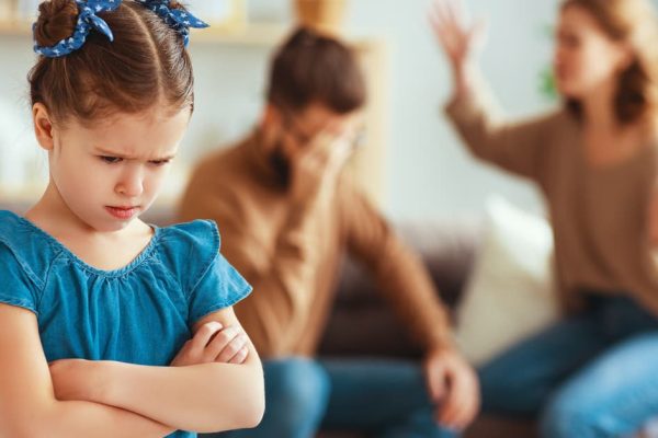 Niña afectada por la discusión de sus padres durante un divorcio