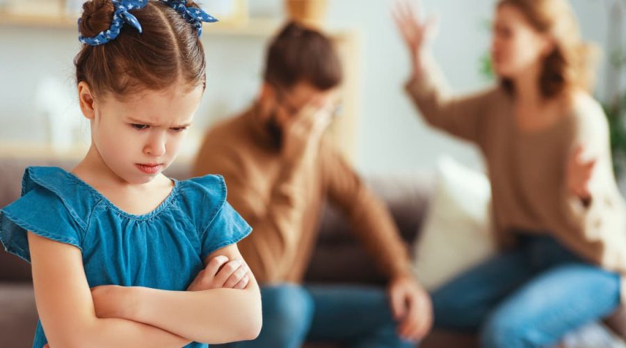 Niña afectada por la discusión de sus padres durante un divorcio