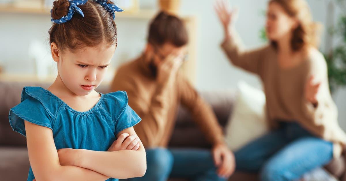 Niña afectada por la discusión de sus padres durante un divorcio
